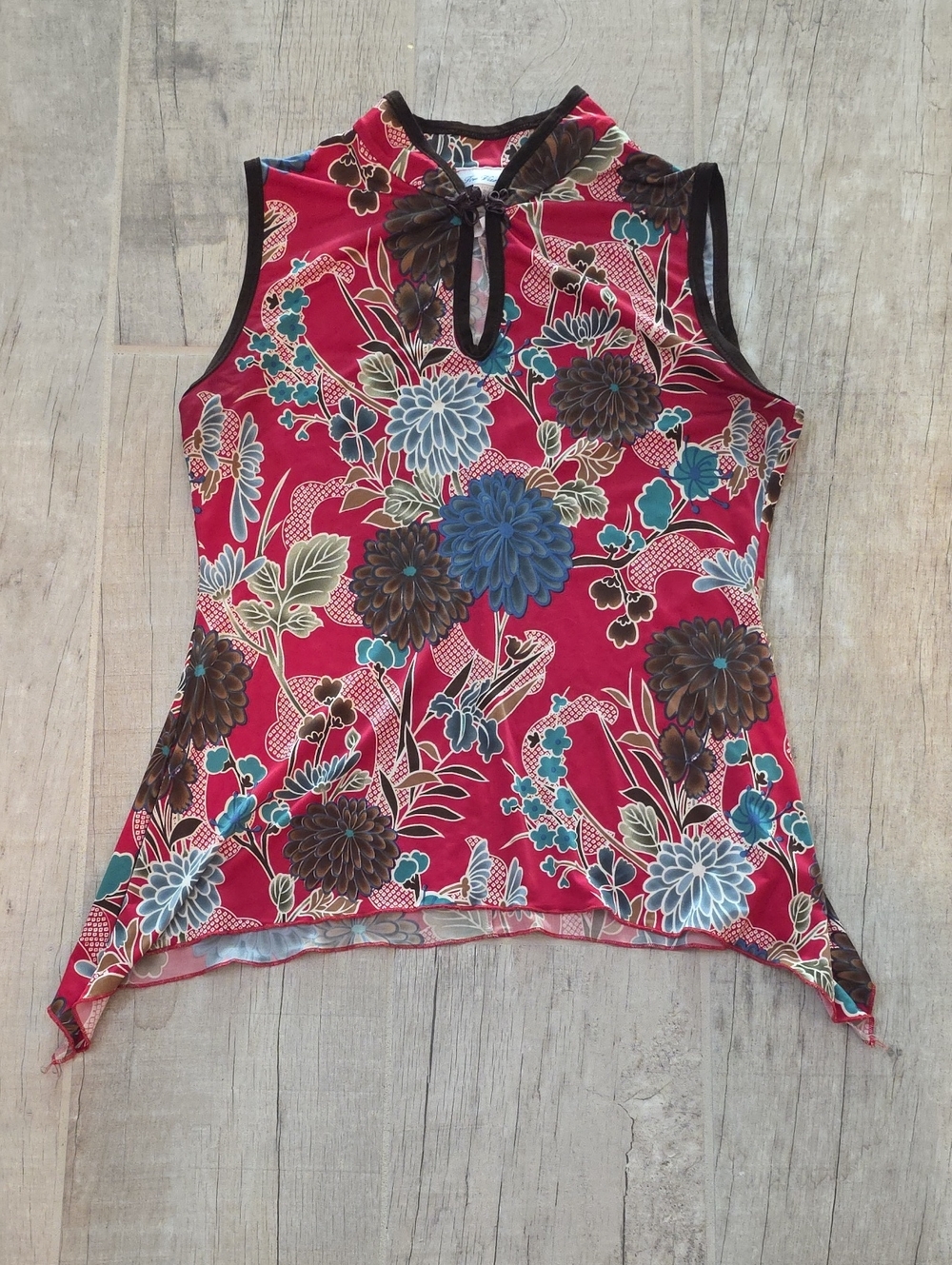 Floral Sleeveless Keyhole Mock Neck Top in Red